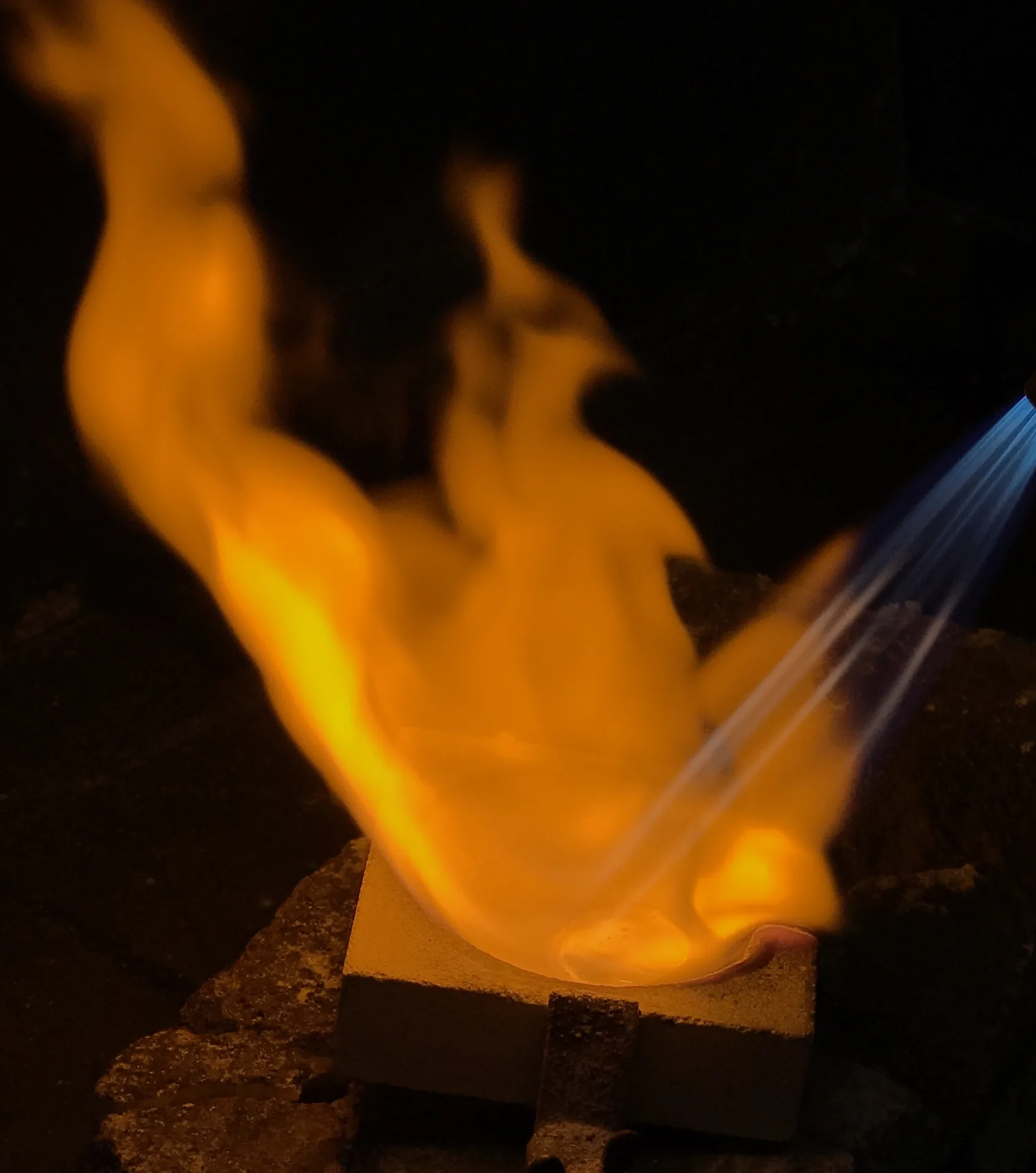 Schmelztiegel unter der Flamme, zweite Aufnahme