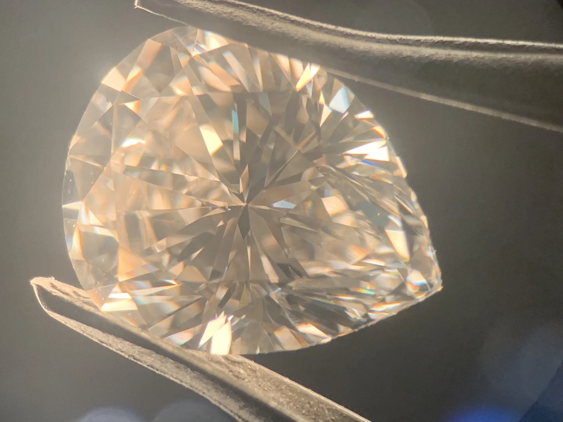 Diamant im Tropfenschliff, Dunkelfeld: Facettenbild von oben, Reflexe, sauberes Erscheinungsbild