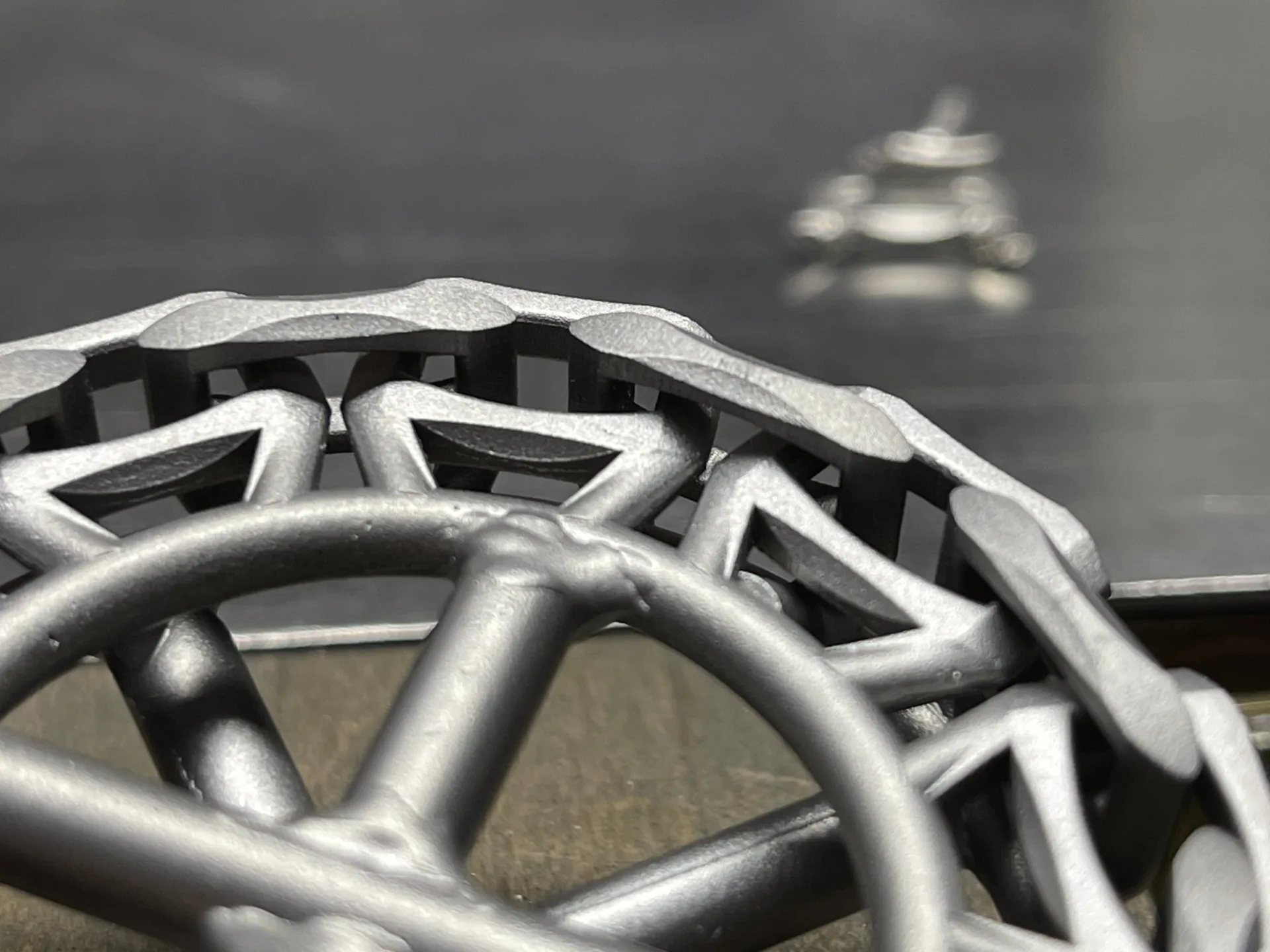 Detail des Gussbaums: Die Glieder hängen bereits ineinander – nichts davon wurde später gefügt