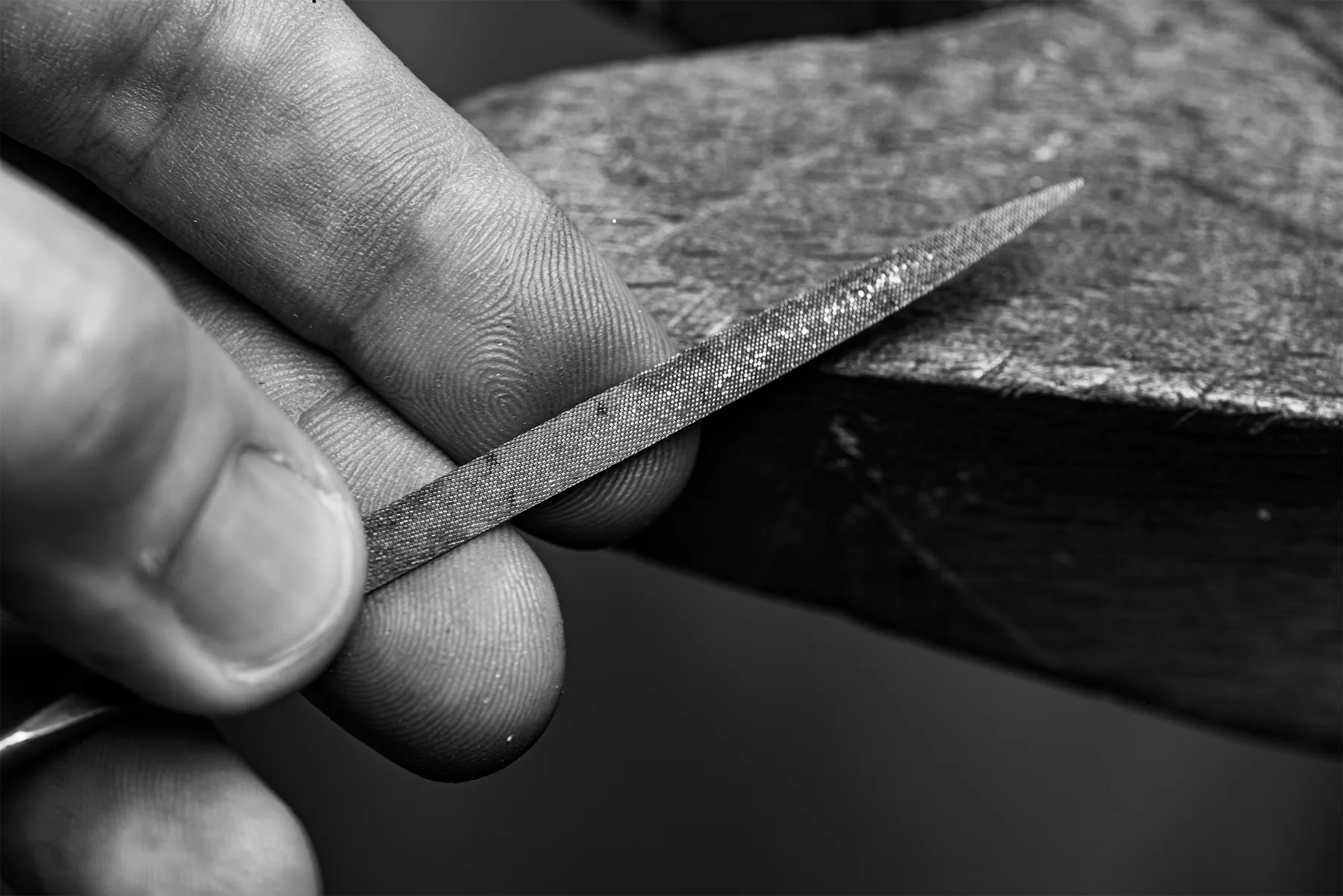 Feilarbeit im Goldschmiedeatelier