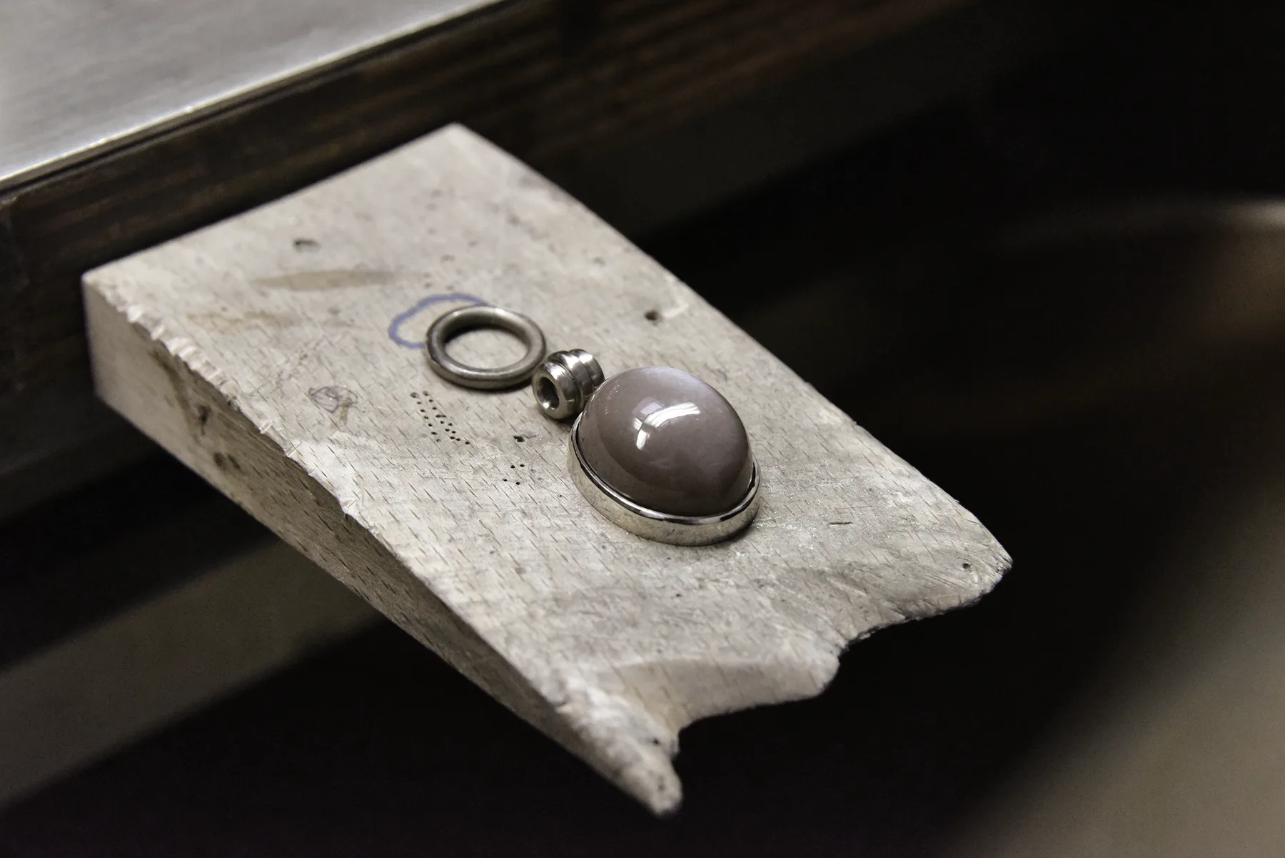 Montagearbeit im Goldschmiedeatelier