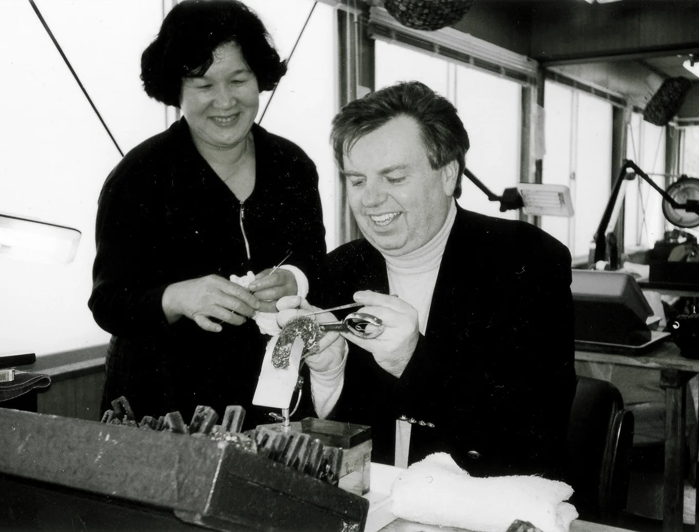 Gerhard George bei einer Muschelimpfung in Japan